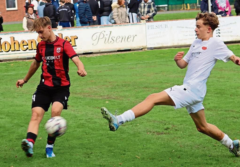 Was ein Pokal-Krimi! Erst mit der allerletzten Aktion des Spiels gewann der SV Lippstadt (in Schwarz-Rot) das Finale der B-Junioren gegen den TuS Lipperode mit 3:2. Fotos: Feichtinger