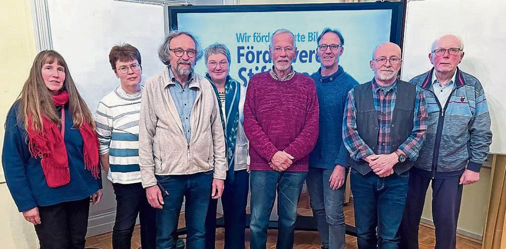 Mitglieder des Fördervereins organisieren mit der früheren und aktuellen Schulleitung die Vernetzung von Ehemaligen der Pflegevorschule und des Stift-Cappel-Berufskollegs.