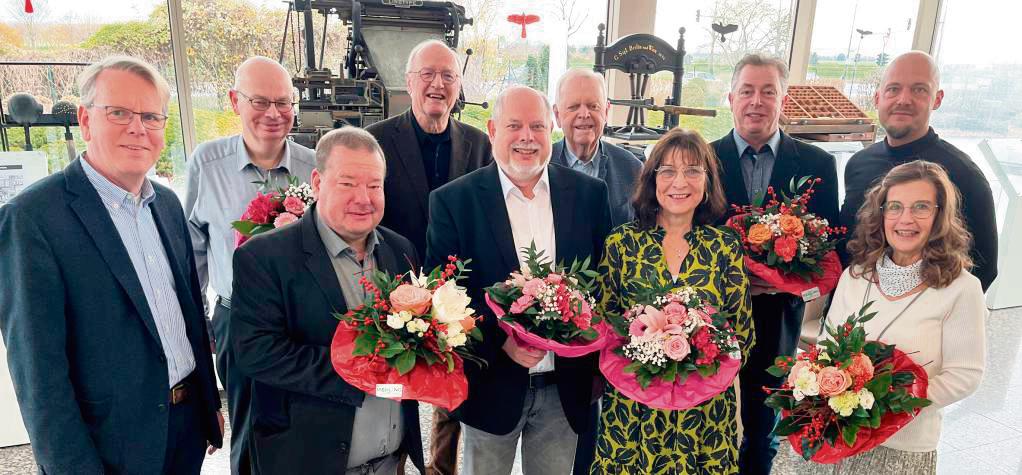 Feierstunde beim Patriot (v.l.): Verleger Christoph Barnstorf-Laumanns, Friedrich König (40-jähriges Betriebsjubiläum), Andreas Balzer (25 Jahre), Verleger Dr. Reinhard Laumanns, Ludger Wrzesinski (50 Jahre), Verleger Dr. Michael Laumanns, Beate Kelm (Ruhestand), Frank Schmidt-Roolf (25 Jahre), Stefan Niggenaber (Betriebsrat) und Bernadette Oldenkott-de Vries (25 Jahre). Foto: Friedrich