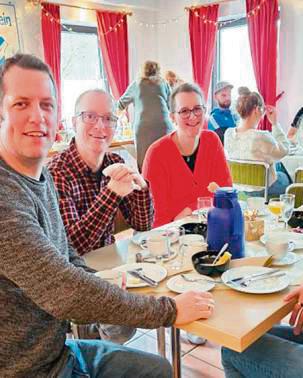 Top-Stimmung beim Kompanieschießen: Das Königspaar Daniel und Nadine Peters (2. und 3. von links) umrahmt von Königsoffizier Raphael Scheibler (l.) mit Ehefrau Julia (r.).