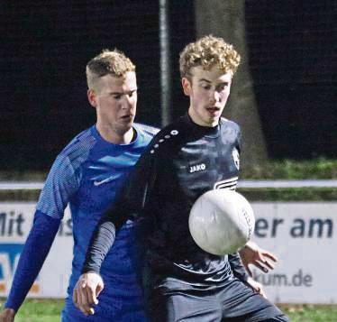 Die Kicker von Westfalen Liesborn (dunkle Trikots) haben vor dem letzten Spiel des Jahres einige Krankheitsfälle zu beklagen. Foto: Wiegand