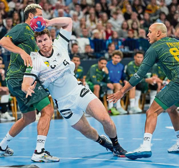 Volle Kraft voraus: Johannes Golla (hier beim letzten Test gegen Brasilien) und die deutsche Nationalmannschaft starten am Mittwochabend ins WM-Turnier. Foto: Stache/DPA