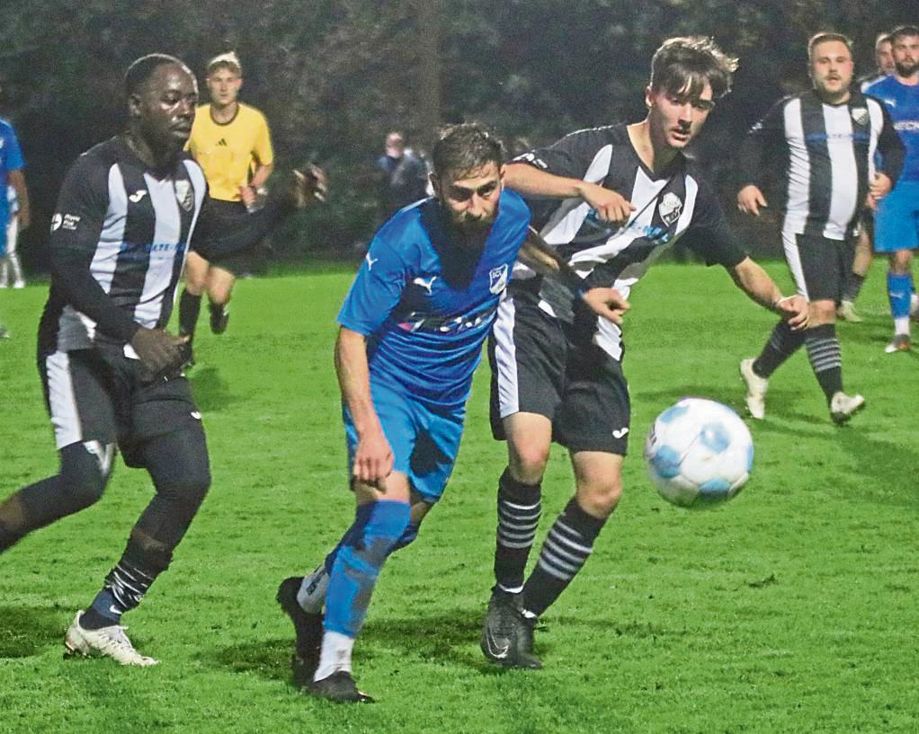 Die Hoheit hatte der TSV Rüthen (in Schwarz-Weiß) am Kranenkasper in den ersten 45 Minuten. Nach der Pause aber drehte der SCL auf und holte sich die drei Punkte. Foto: Heinke