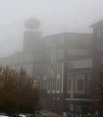 Klare Sicht auf die letzten Monate erlaubte Hella am Mittwoch, die Zukunft bleibt aber ungewiss: Passend dazu zeigte sich der Hauptsitz am Morgen im Nebel. Foto: Schwade