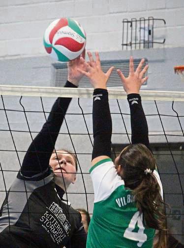 Pia Renkamp und die Volleyballerinnen des SuS Störmede verloren ihr Heimspiel gegen Bad Berleburg unglücklich mit 1:3-Sätzen. Foto: Heinke