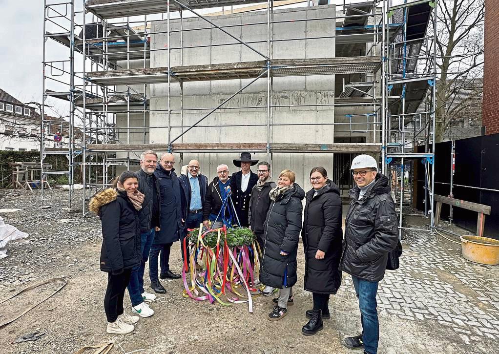 Ein Meilenstein ist geschafft: Mit Richtkranz und -spruch feierten Krankenhaus-Team, Architekten und Handwerker das Richtfest für den neuen Anbau der Kinderklinik. Foto: Cegelski