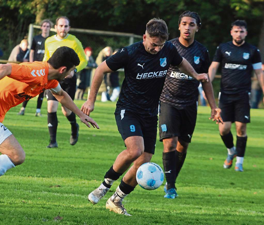 Bei den heimschwachen Esbeckern wollen die Kicker des SC Lippstadt (schwarze Trikots) den siebten Saisonsieg einfahren. Foto: Brand