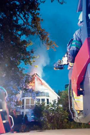 Im Oktober muss die Feuerwehr zu einem Dachstuhlbrand nach Bad Waldliesborn ausrücken. Eine Frau stirbt. Foto: Feuerwehr Lippstadt