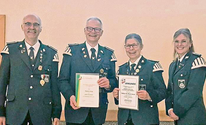 Startklar fürs Schützenfest im April: die Vorsitzenden Hubert Jacob (l.) und Leonie Sokolowski (r.) mit den Geehrten Martin Jöring und Sabine du Mont-Koch.