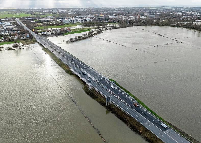 Die B 55 teilt das Lippstädter Meer: Am 26. Dezember 2023 bot sich an der Bundesstraße in Lippstadt ein außergewöhnliches Bild. Foto: Eickhoff