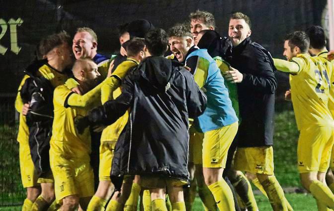 Jubelstimmung im Lager des SuS Bad Westernkotten nach dem Pokalsieg gegen den SV Lippstadt. Daran soll sich jetzt im Ligaduell in Dröschede nichts ändern. Foto: Heinke