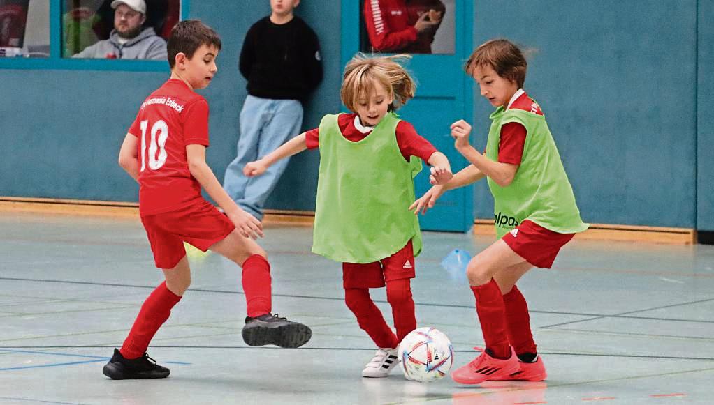 Mit Freude am Ball waren auch die F-Junioren-Fußballer von Germania Esbeck und RW Horn. Der Spaß übertrug sich schnell auf die Zuschauer.