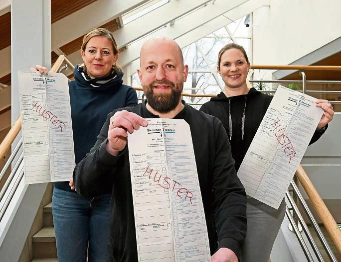 Druckfrisch eingetroffen sind die Wahlzettel, v. l. Kathrin Lükermann, Andre Drewer und Christin Thiemann aus dem Kreiswahlbüro zeigen den Stimmzettel für die Bundestagswahl am 23. Februar. Foto: Schulte-Nölle/Kreis