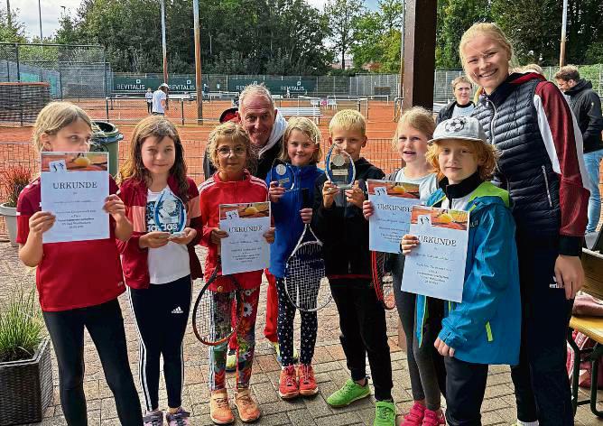 Die Clubtrainer Alex Malbrant und Lotta Dietz zeichneten die Gewinner der Nachwuchs-Endspiele beim SV Bad Waldliesborn aus: Carlotta Freyhoff, Hannah Nischk, Tilda Ladan, Tea Schmitz, Mats Hohlfeld, Mara Franz und Kilian Schemm.