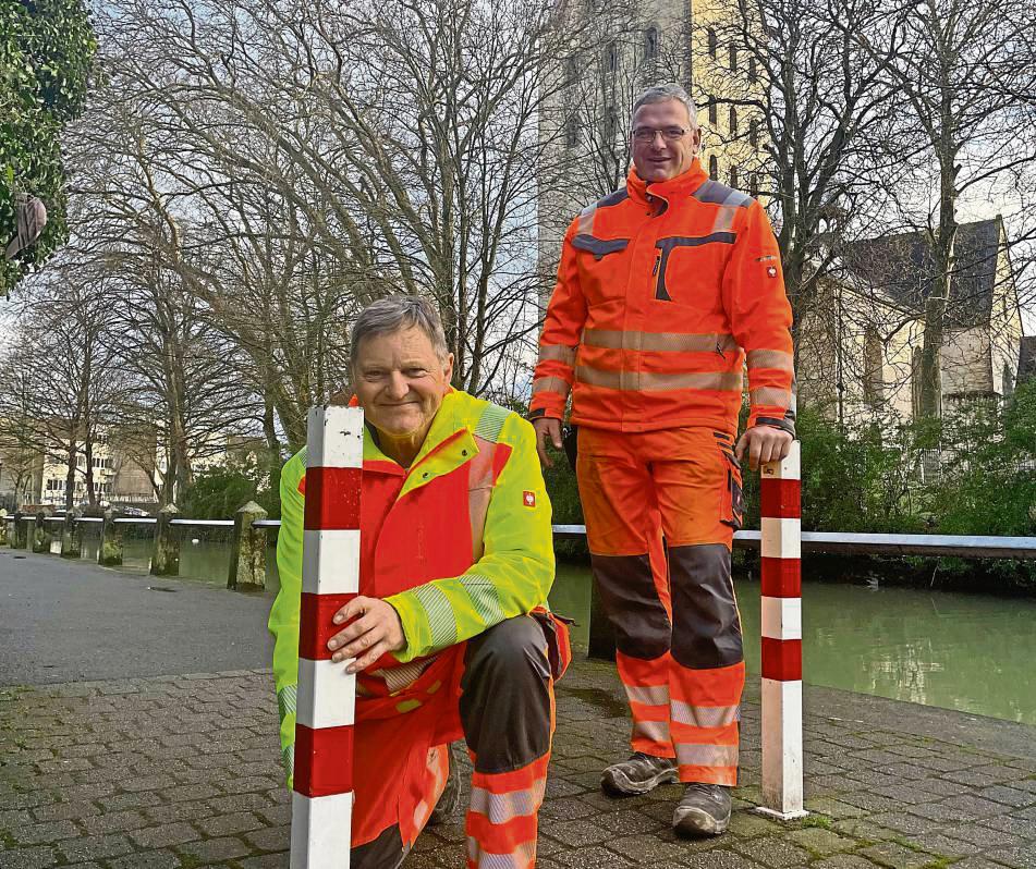 Die städtischen Bauhofmitarbeiter Hubertus Laumeier (links) und Michael König sind für die Überprüfung der Poller-Standorte, wie hier Am Teich, zuständig. Foto: Stadt Geseke