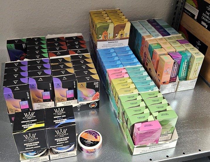 E-Zigaretten und Snus: Vom Bielefelder Zoll im Kiosk in Paderborn sichergestellt. Foto: Hauptzollamt Bielefeld