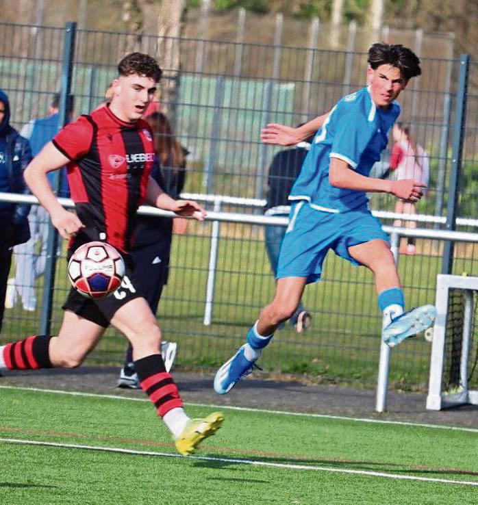 Das hatten sich die B-Junioren des SV Lippstadt (in Schwarz-Rot) ganz anders vorgestellt. Doch gegen den Tabellenvorletzten Himbruch reichte es nur zu einem 1:1. Foto: Feichtinger