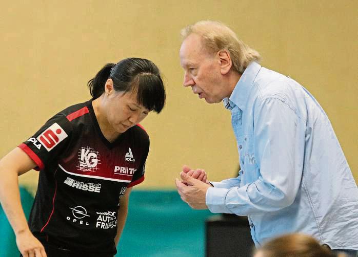 Ein eingeschworenes Duo: Seit nunmehr 22 Jahren tummeln sich Manger Manfred Vogel und Yang Henrich für den TTK Anröchte auf der Bundesligabühne. Foto: Wiegand