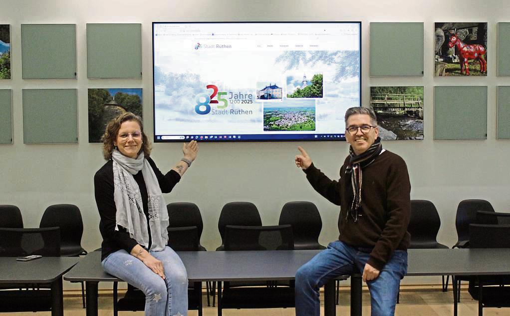 Elke Wenge und Klaus-Dieter Hötte vom Tourismusbüro präsentieren die neue Website für das 825-jährige Stadtjubiläum. Foto: Mintert