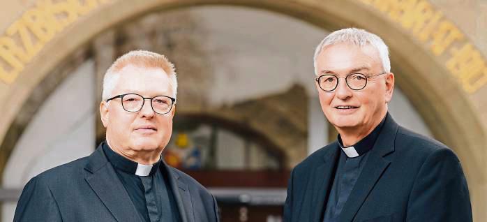 Generalvikar Dr. Michael Bredeck (l.) und Generalvikar Thomas Dornseifer ordnen die kirchliche Jahresstatistik 2023 für das Erzbistum Paderborn ein.