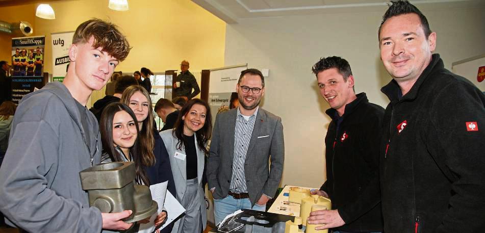 Am Stand der Geseker Gießerei Schonlau informierten sich die Schülerinnen und Schüler Lenny, Naila und Agata über das Ausbildungsangebot im Bereich Werkstoffprüfung und Gießereimechaniker. Foto: Büttner