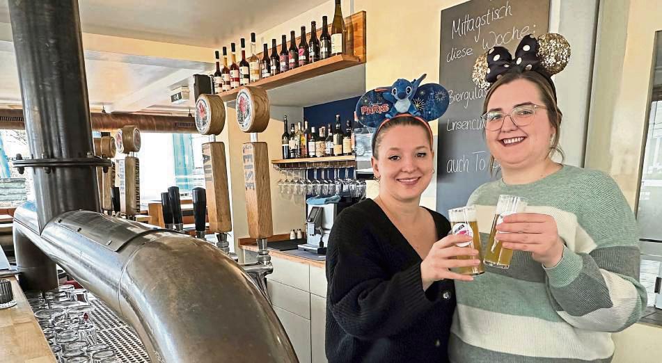 Helau und Alaaf! Im Bierwerk Thombansen geht’s Rosenmontag, 3. März, rund: Ab 11.11 Uhr freuen sich Sabrina Klemusch (l.) und Catharina Erdmann auf Karnevals-Fans. Foto: Cegelski