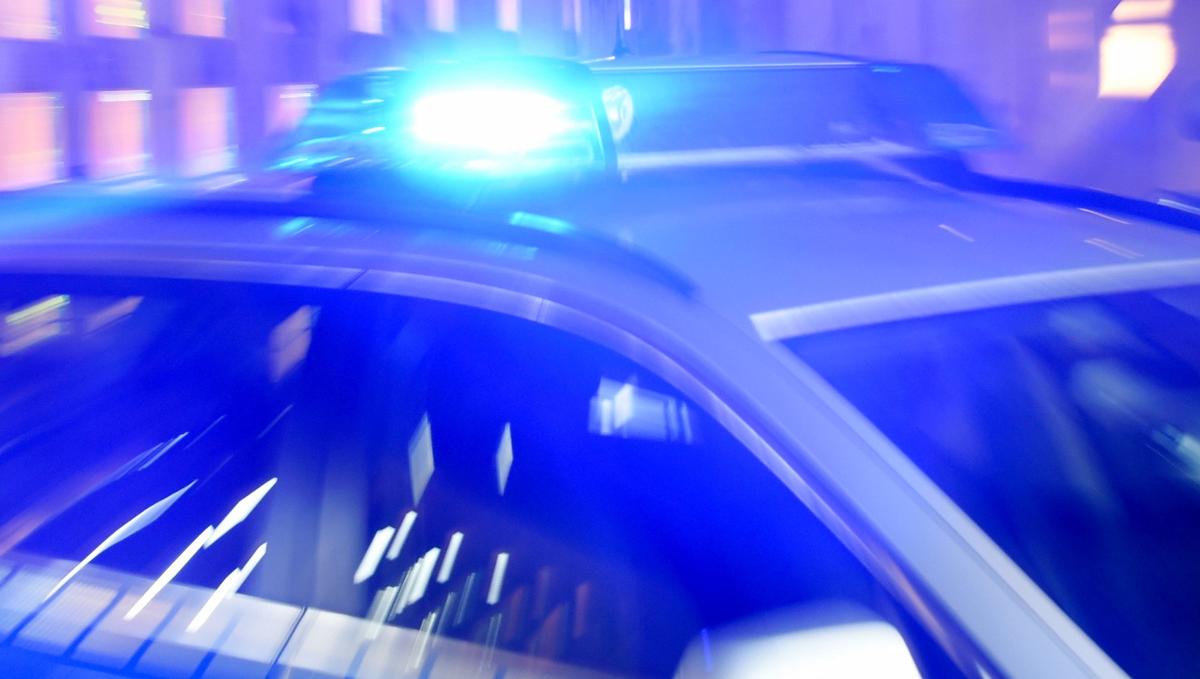 Ein Mann (35) hat in der Nacht von Montag auf Dienstag in Lippstadt seine Freundin (31) im Schlaf angegriffen – und sie massiv gewürgt. Polizei und Staatsanwaltschaft ermitteln jetzt wegen eines versuchten Tötungsdeliktes. Foto: dpa