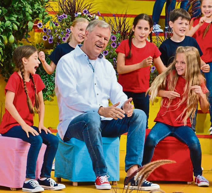 Reinhard Horn und Earth Choir Kids bei einem Auftritt in der Fernsehshow „Immer wieder sonntags“. Archivfoto: mediensegel