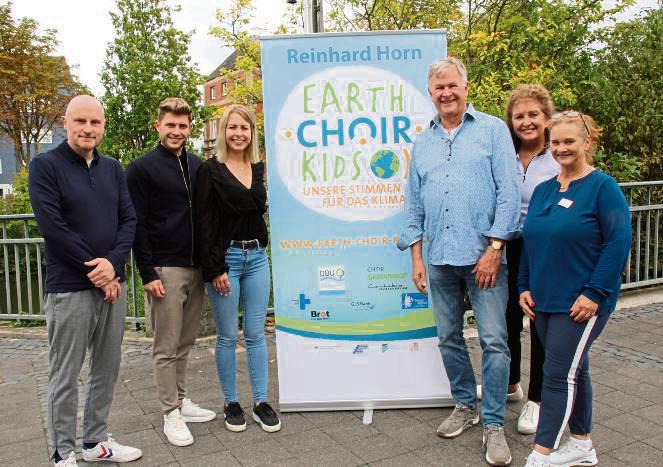 Das Earth-Choir-Team (v.l.): Jörg van der Horst (Dr.-Arnold-Hueck-Stiftung), Tom und Alina Glauner (Elektro Ostkamp), Liedermacher Reinhard Horn, KWL-Chefin Carmen Harms und Theaterleiterin Frauke Kämmerling. Foto: Balzer