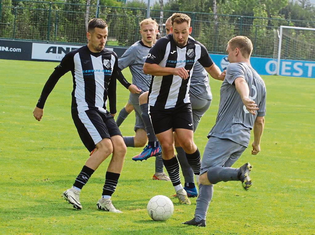 Der TSV Rüthen (in Schwarz-Weiß) hat vor dem Derby gegen Allagen personell einige Sorgen. Bei den Bergstädtern grassiert unter anderem die Grippewelle. Foto: Brand