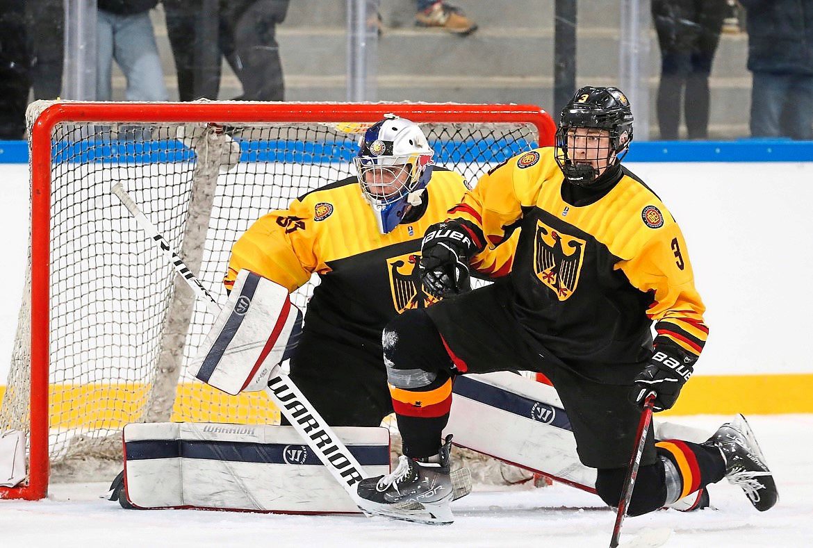 Die deutsche U20-Eishockey-Nationalmannschaft, hier mit Edwin Tropmann (r.), spielt auch nächstes Jahr bei der Weltmeisterschaft in der A-Gruppe.