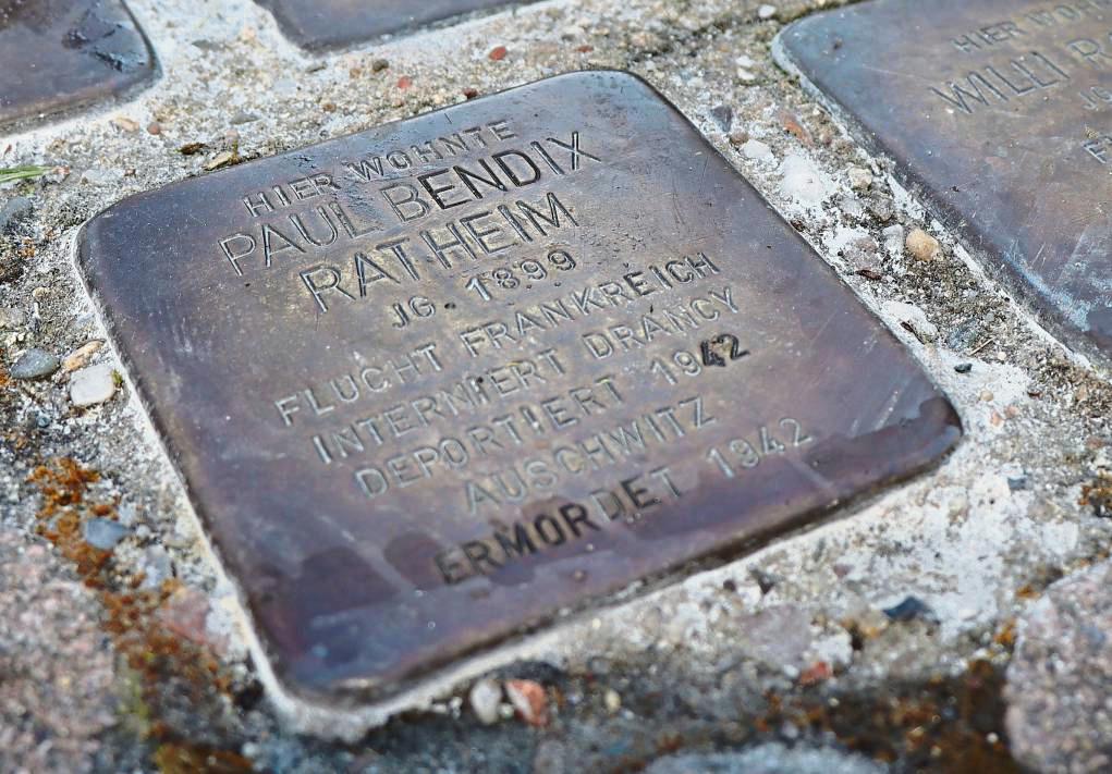 An der König-Heinrich-Straße 16 erinnert nur noch ein Stolperstein an den einstigen jüdischen Mitbürger Paul Bendix Ratheim. Das Haus der Familie ist verschwunden, das Grundstück, auf dem es einst stand, unbebaut. Foto: Dietz