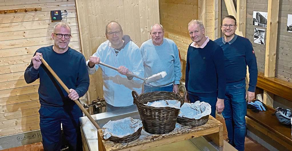 Die Vorsitzenden beim Salzauszug mit ein paar Söddern: v.l. Jürgen Kemper (2. Vorsitzender), Frank Rolfs, Wilhelm Hinsken, Hans-Jürgen Sellmann und Andreas Stillecke (1. Vorsitzender).