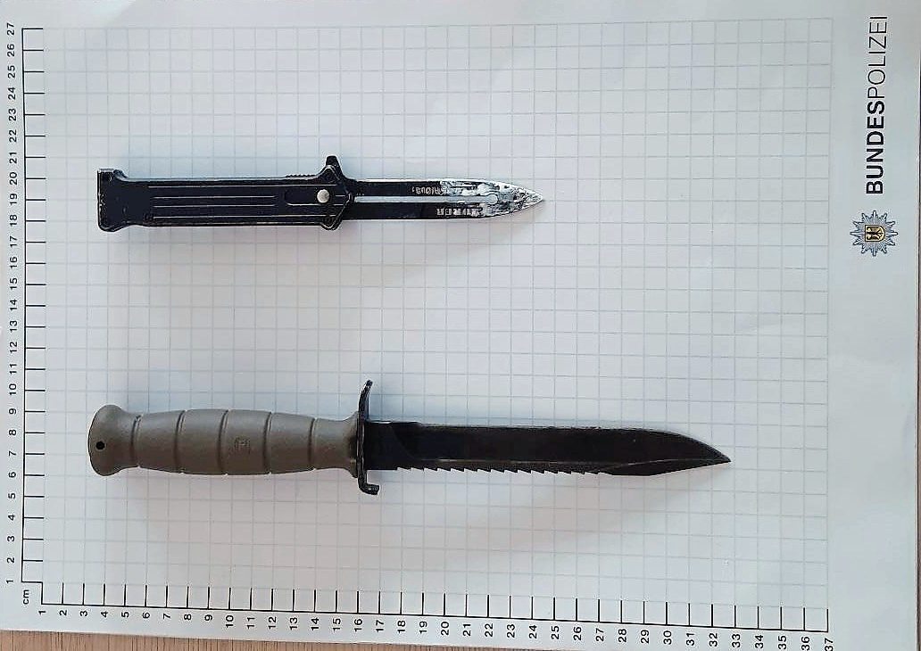 Die zwei sichergestellten Messer. Foto: Bundespolizeidirektion Sankt Augustin