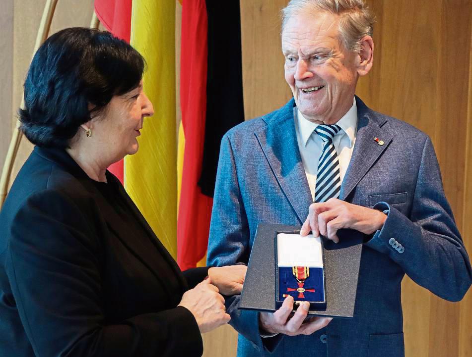 Normalerweise finden die Auszeichnungen mit dem Bundesverdienstkreuz in Soest statt. Für Antonius Pieper machte Landrätin Eva Irrgang eine Ausnahme. Fotos: Dietz