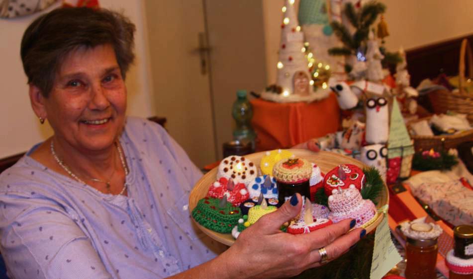 Kleines und Feines: Regina Kortmann aus Salzkotten präsentierte auf dem Weihnachtsmarkt in liebevoller Handarbeit hergestellte Geschenkideen. Fotos: Helga Wissing