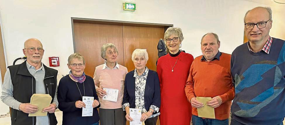 Unser Bild zeigt (v.l.): Peter und Hildegard Schmidt (neuntes Gold), Annegret Thiele (sechstes Gold), Barbara Droste (fünftes Gold), Gabriele Romberg und Wilhelm Hinsken (erstes Bronze) und Franz-Josef Borgelt (fünftes Gold). Auf dem Bild fehlen Irma Zelinski (erstes Gold), Hildegard Borgelt (viertes Gold) und Christa Bockmühl (siebtes Gold).