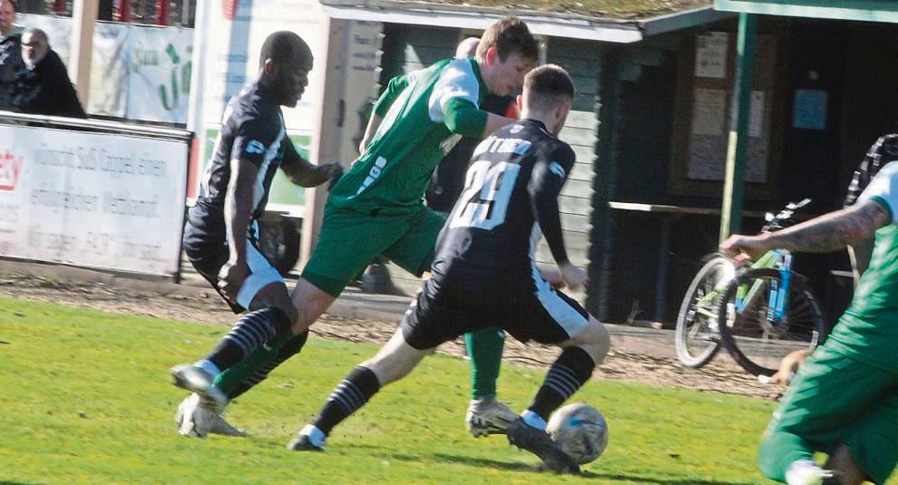 Glücklicher 1:0-Sieger war der SuS Cappel (in Grün) im Nachholspiel gegen den TSV Rüthen. Die Gäste waren nach der Pause aber tonangebend. Foto: Brand