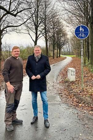 Der heimische CDU-Landtagsabgeordnete Jörg Blöming (r.) freut sich zusammen mit dem Ortsvorsteher von Bökenförde, Hendrik Wieneke-Stöcker, über die Sanierung des Radweges an der L536.