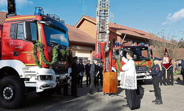 Die Fahrzeuge wurden durch Pfarrer Sven Fröhlich und Pastor Thomas Zwingmann gesegnet. Fotos (2): Laame