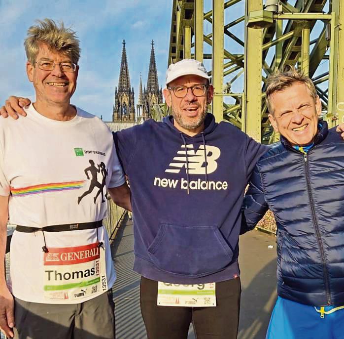 Nahmen in Köln die Halbmarathonstrecke in Angriff: Meinolf Otte (r.) und Georg Weber (M.) vom LTV Lippstadt in unmittelbarer Nähe des historischen Doms.