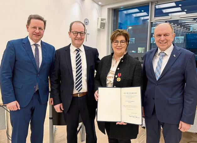 Die Bundesverdienstmedaille wurde Claudia Flottmeier von Landrat Christoph Rüther (r.) übergeben.