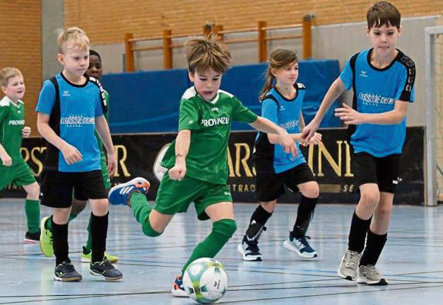 Die F-Junioren des Fußballkreises Lippstadt tragen ihre Hallenspielrunde am Wochenende in Erwitte aus. Foto: Hildebrandt