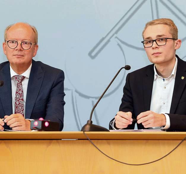 Mats Grieger (r.) von der Marienschule und André Kuper beim Jugendlandtag.