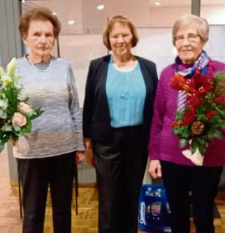 Renate Bauch (M.) vom LTV überraschte Johanna Sommer (l.) und Helene Scholand (r.) mit einem Blumenstrauß.