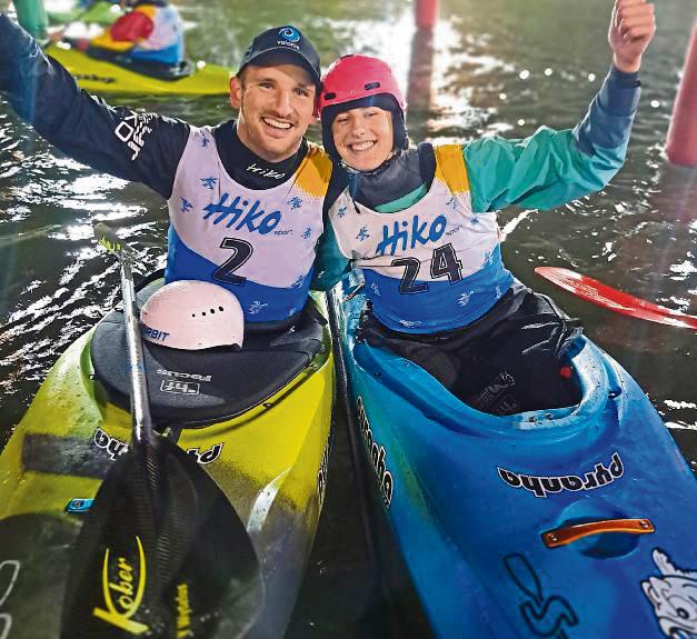 Setzten ihr schönstes Siegerlächeln auf: Yannick Wytelus (l./ Hohenlimburg) und Marisa Kaup (Coesfeld) gewannen die elfte Auflage des Boatercross-Nachtrennens des WSC Lippstadt im Rahmen der Herbstwoche. Foto: Heinke