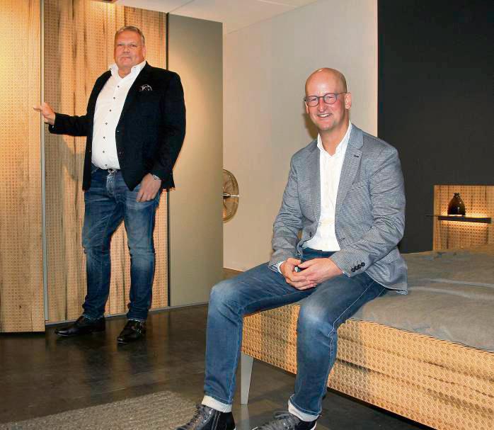 Das „Wiener Geflecht“ an Bett und Schrank zeigt Ulf Thielemeyer (l.), hier mit dem Möbelmeile-Geschäftsführer Michael Laukötter. Foto: Schwade