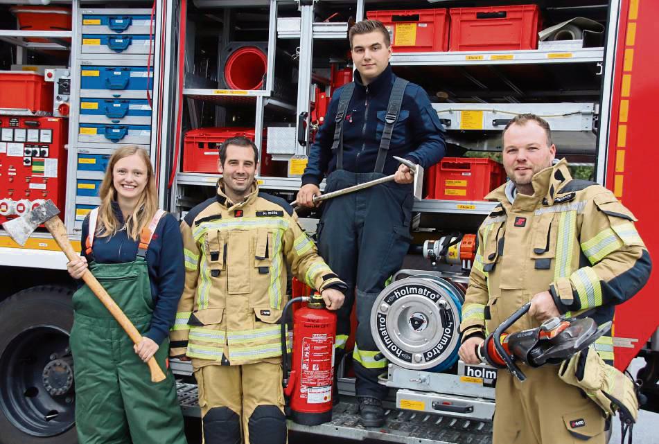 Victoria, Marius, Hannes und Chris (v.l.) starteten vor zwei Jahren ihre Grundausbildung bei der Anröchter Feuerwehr und sind mit Leidenschaft dabei. Foto: Meschede