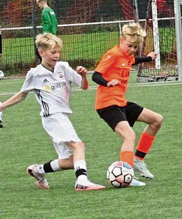 Ihren zweiten Platz wollen die D-Junioren des SV Lippstadt (in Weiß) in Paderborn festigen. Foto: Dannhausen