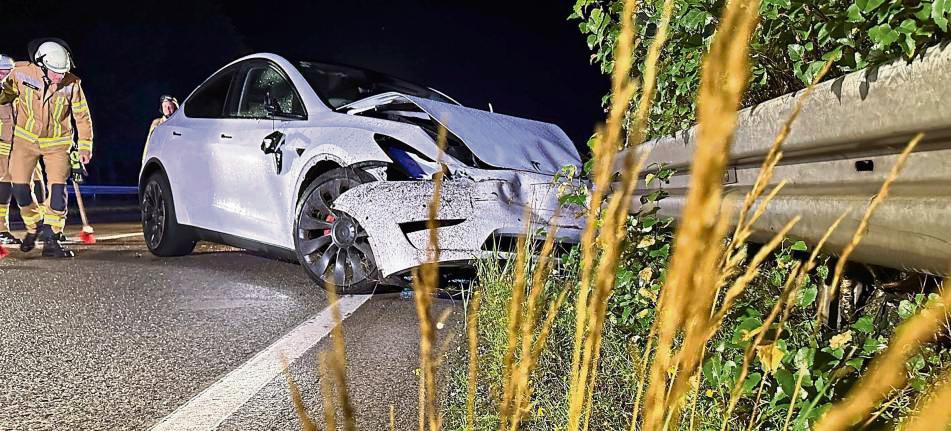 Der Tesla kam auf der linken Fahrspur schließlich zum Stehen. Foto: Feuerwehr Anröchte